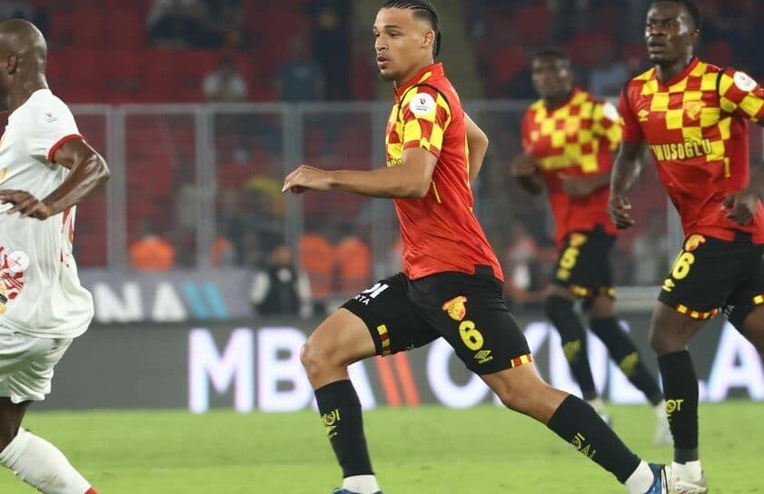 Victor Hugo, ex-Flamengo, em ação pelo Goztepe, da Turquia