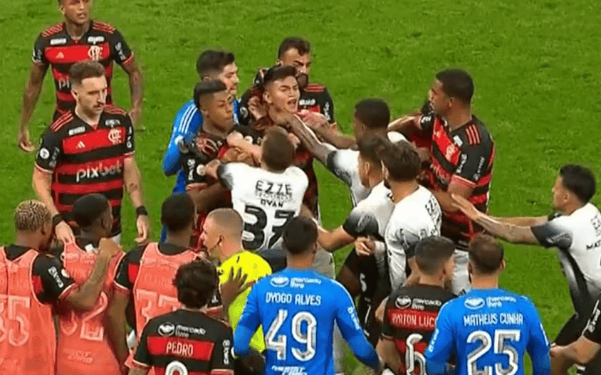 Alcaraz e jogadores do Corinthians em briga generalizada no fim da 25ª rodada do Brasileirão