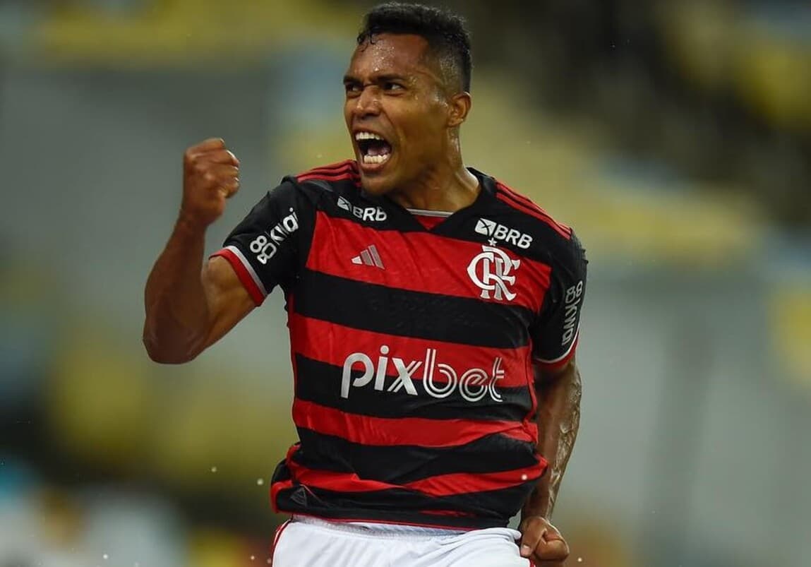 Alex Sandro comemora gol sobre o Corinthians na Copa do Brasil pelo Flamengo; lateral deve atuar contra o Atlético-MG na Copa do Brasil