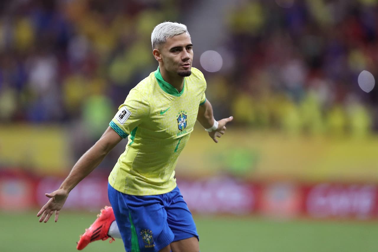 BRASÍLIA, BRASIL - 15 DE OUTUBRO: Andreas Pereira, do Brasil, comemora após marcar o terceiro gol da equipe durante a partida das Eliminatórias Sul-Americanas da Copa do Mundo da FIFA 2026 entre Brasil e Peru na Arena BRB Mané Garrincha em 15 de outubro d