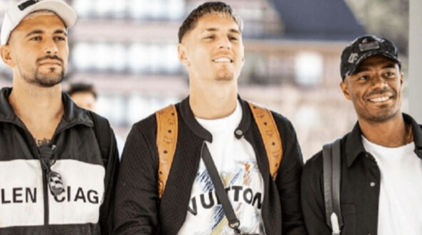 Arrascaeta, Varela e De La Cruz, do Flamengo, desembarcando para jogar pelo Uruguai