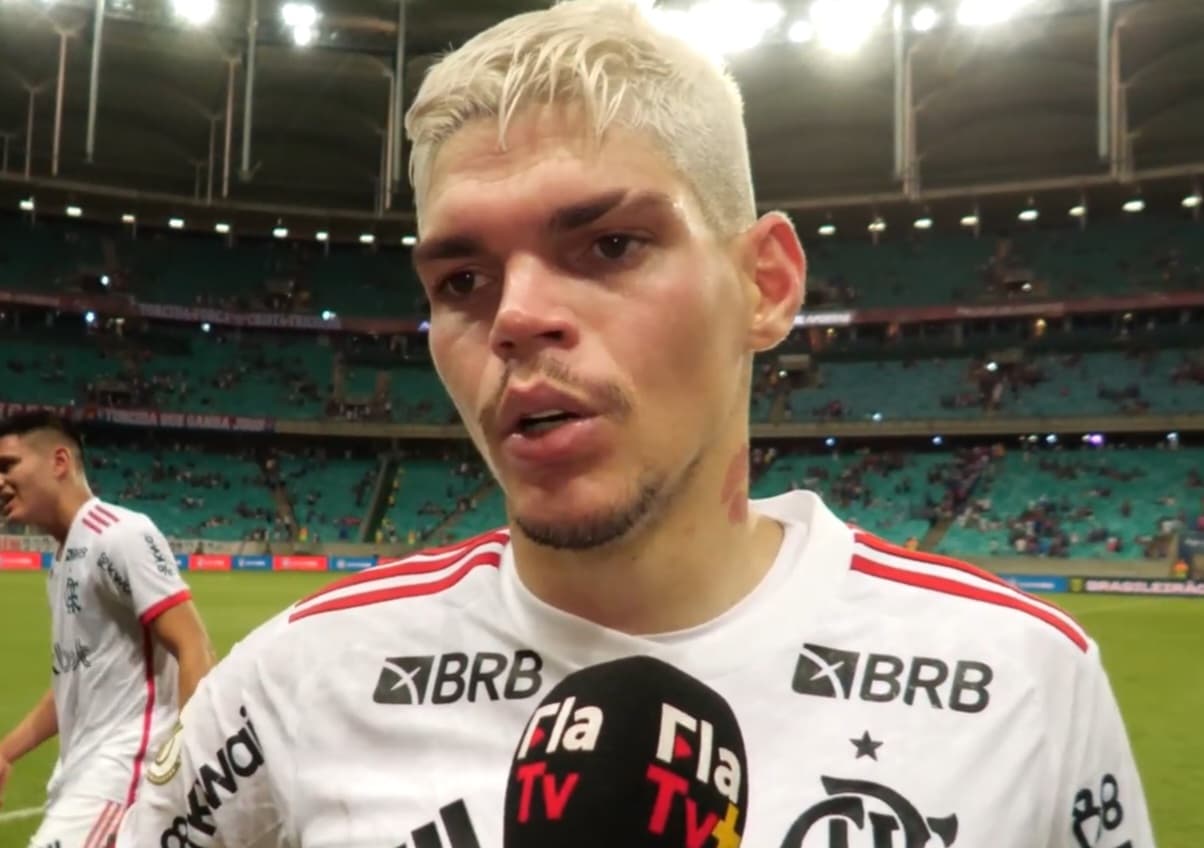 Ayrton Lucas, do Flamengo, conversando com a Fla TV