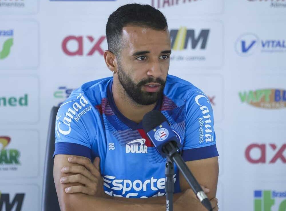 Caio Alexandre em coletiva no CT do Bahia; meia falou sobre jogo contra o Flamengo no Brasileirão