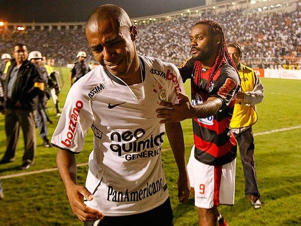 Elias chorando e Vágner Love consolando após Corinthians x Flamengo pela Libertadores 2010.