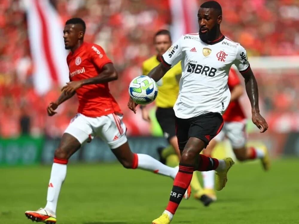 Gerson carrega bola em Internacional x Flamengo no Beira-Rio pelo Brasileirão 2023