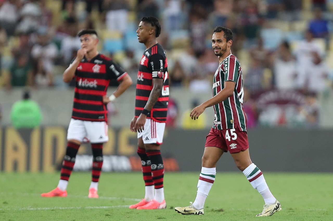 RIO DE JANEIRO, BRAZIL - OCTOBER 17: Vinicius Lima (R) of Fluminense celebrates after scoring the first goal of his team during the match between Flamengo and Fluminense as part of Brasileirao 2024 at Maracana Stadium on October 17, 2024 in Rio de Janeiro