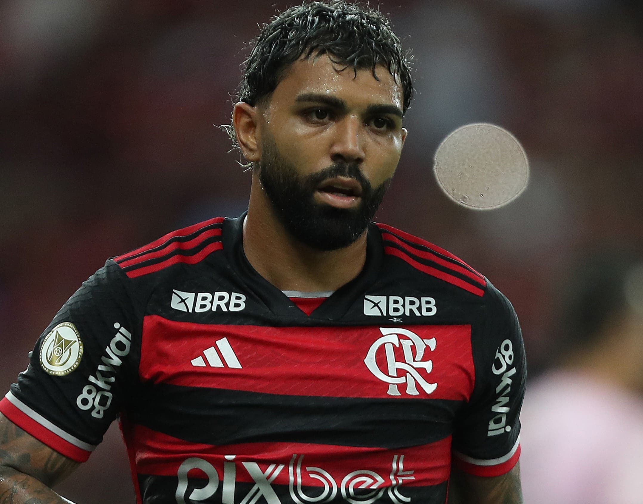 Gabigol deixando o campo no Fla x Flu; Santos aguarda resposta do atacante