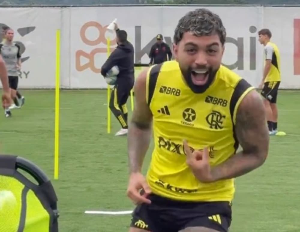 Gabigol sorri após vencer David Luiz em treino do Flamengo desta quinta-feira (10)