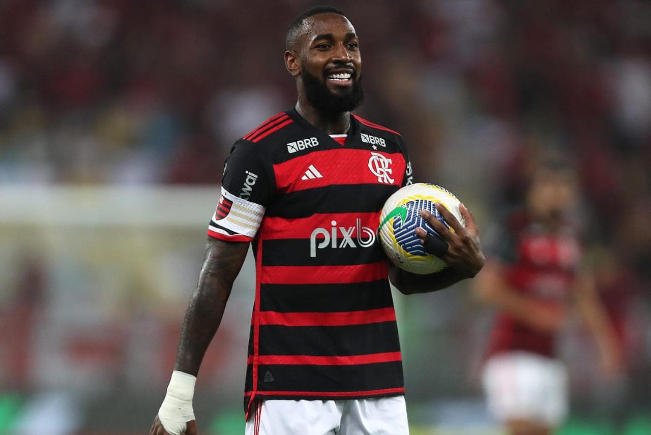 Gerson sorri com bola na mão em Flamengo x Bahia; retrospecto fora de casa é trunfo para Flamengo na final da Copa do Brasil contra o Atlético-MG