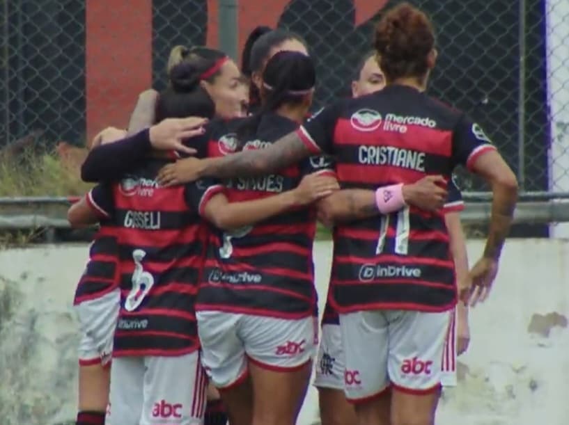 Jogadoras do Flamengo comemoram gol de Crivelari contra o Fluminense, pelo Carioca Feminino