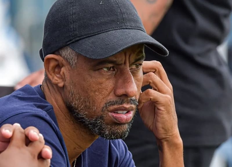 Léo Moura coçando o rosto