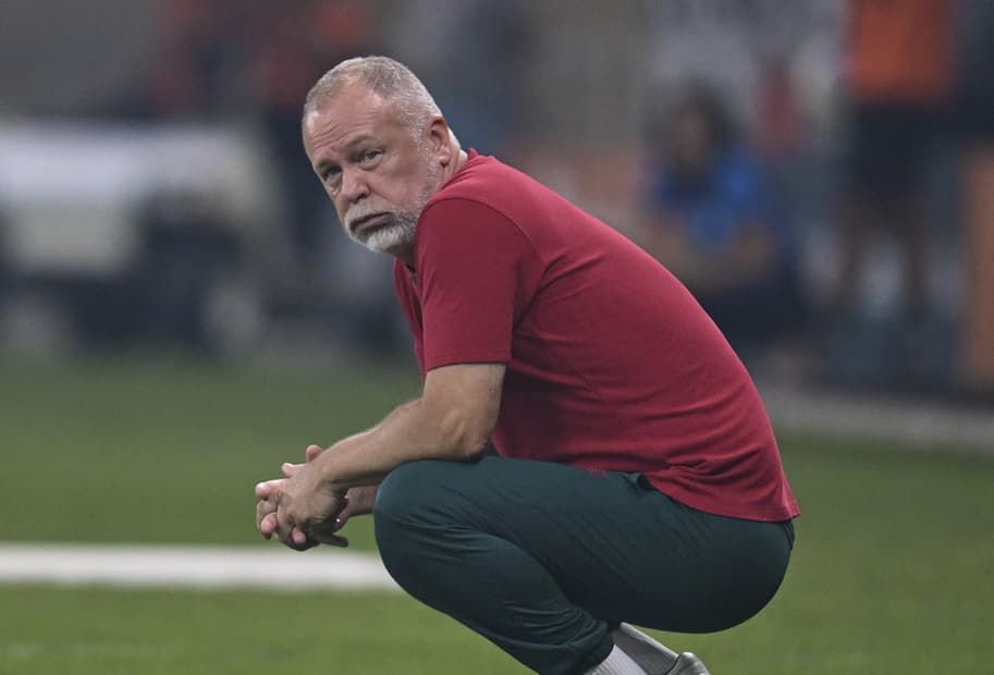 Mano Menezes de cócoras com semblante chateado durante Atlético-MG x Fluminense pelo Brasileirão 2024