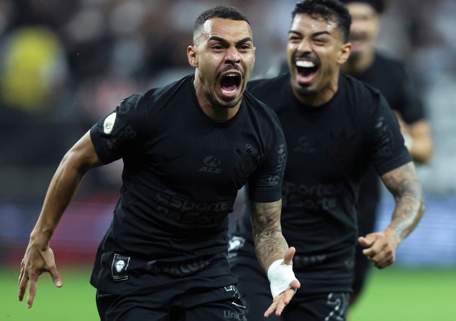 Matheuzinho corre comemorando gol pelo Corinthians; dívida com o Flamengo resulta em punições para o time paulista