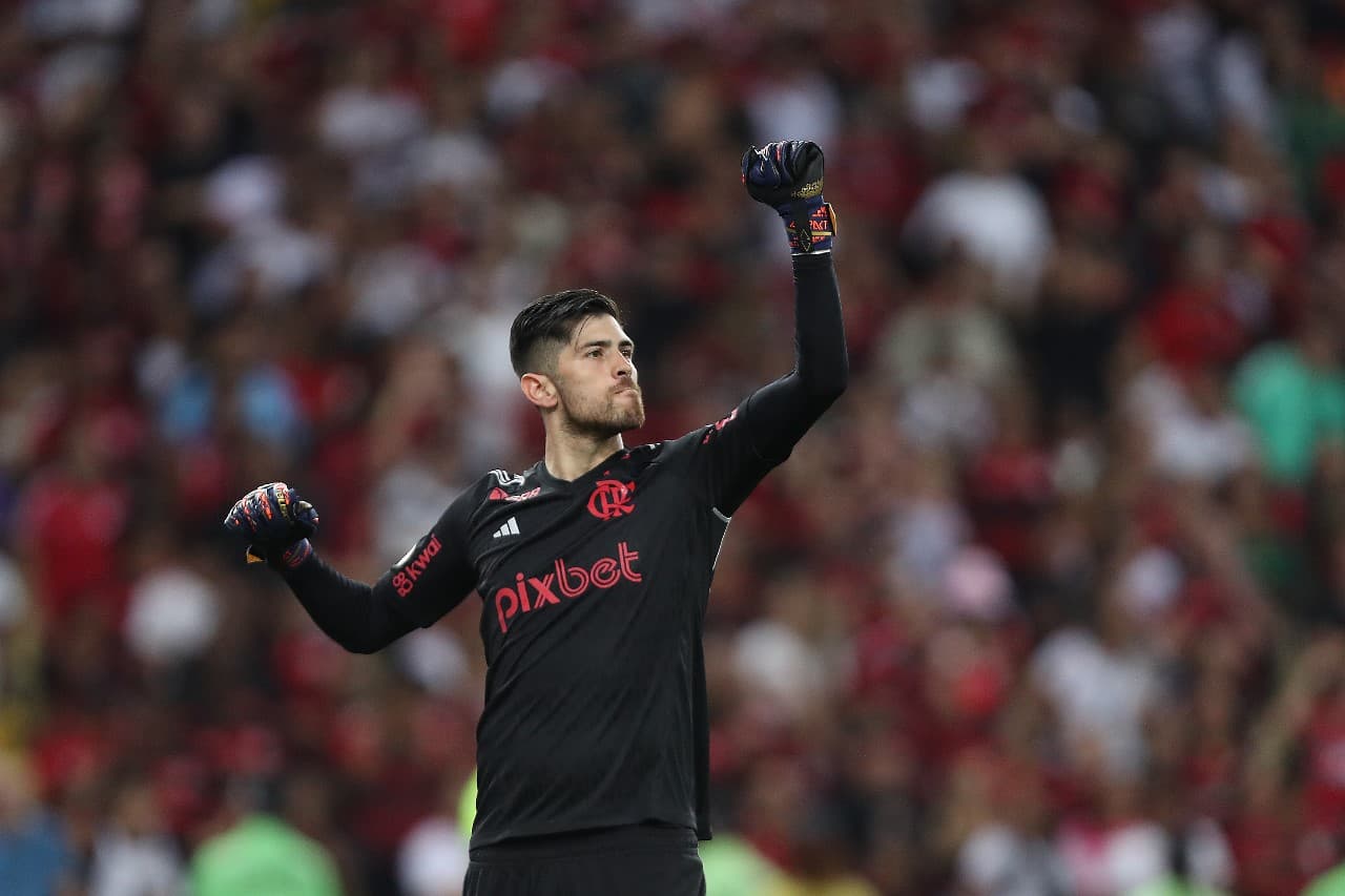 RIO DE JANEIRO, BRASIL - 17 DE OUTUBRO: O goleiro Agustin Rossi do Flamengo comemora uma defesa de pênalti durante a partida entre Flamengo e Fluminense como parte do Brasileirão 2024 no Estádio do Maracanã em 17 de outubro de 2024 no Rio de Janeiro, Bras