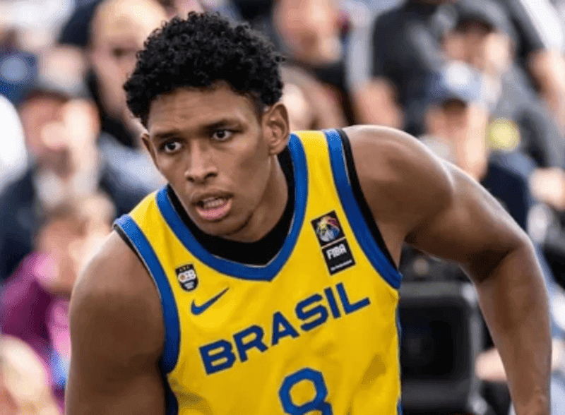 Ruan Miranda em quadra pela Seleção Brasileira; pivô reforça Flamengo para a temporada do NBB 2024/25