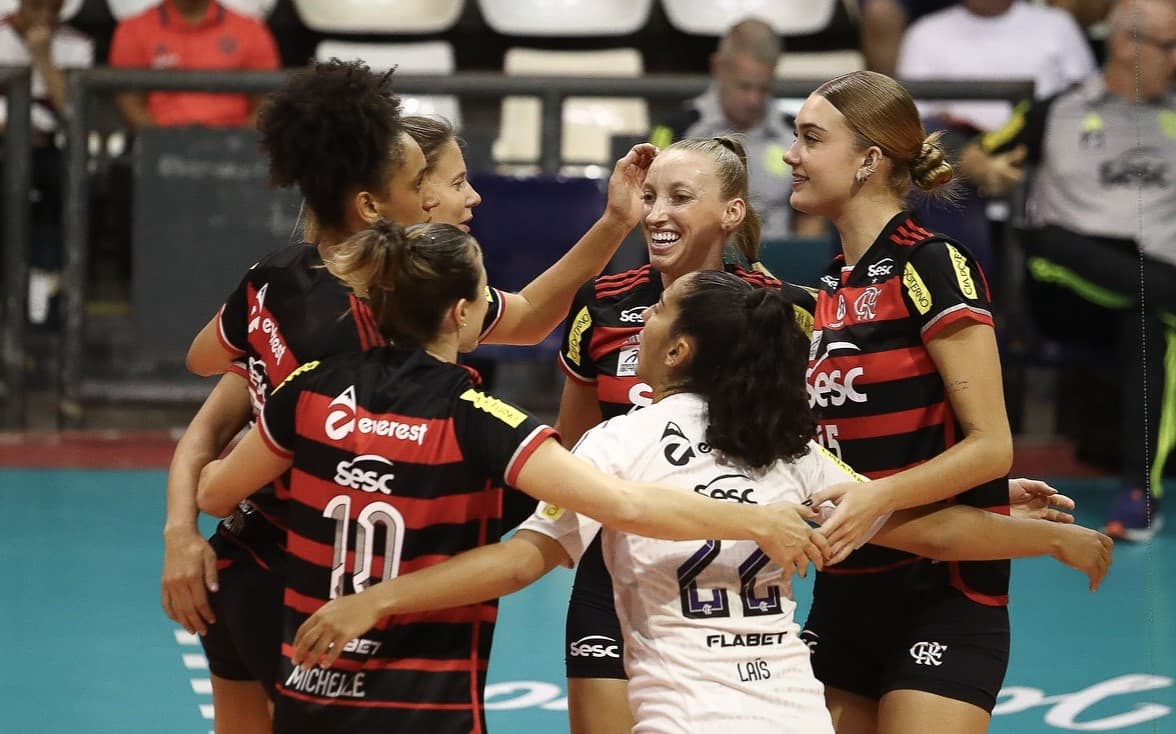 Time do Flamengo comemora ponto no Carioca Feminino de vôlei; saiba onde assistir estreia da Superliga contra Brasília