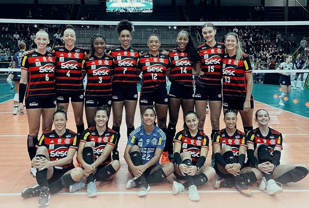 Elenco do Sesc Flamengo após título da Copa Nacional de Clubes; time encara o Fluminense na final do Carioca