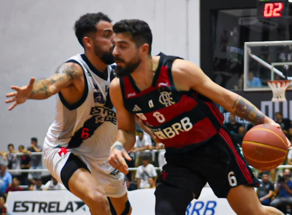 Franco Balbi defende a bola contra marcação de jogador do Vasco no NBB 23/24; saiba onde assistir Vasco x Flamengo na estreia do NBB 24/25