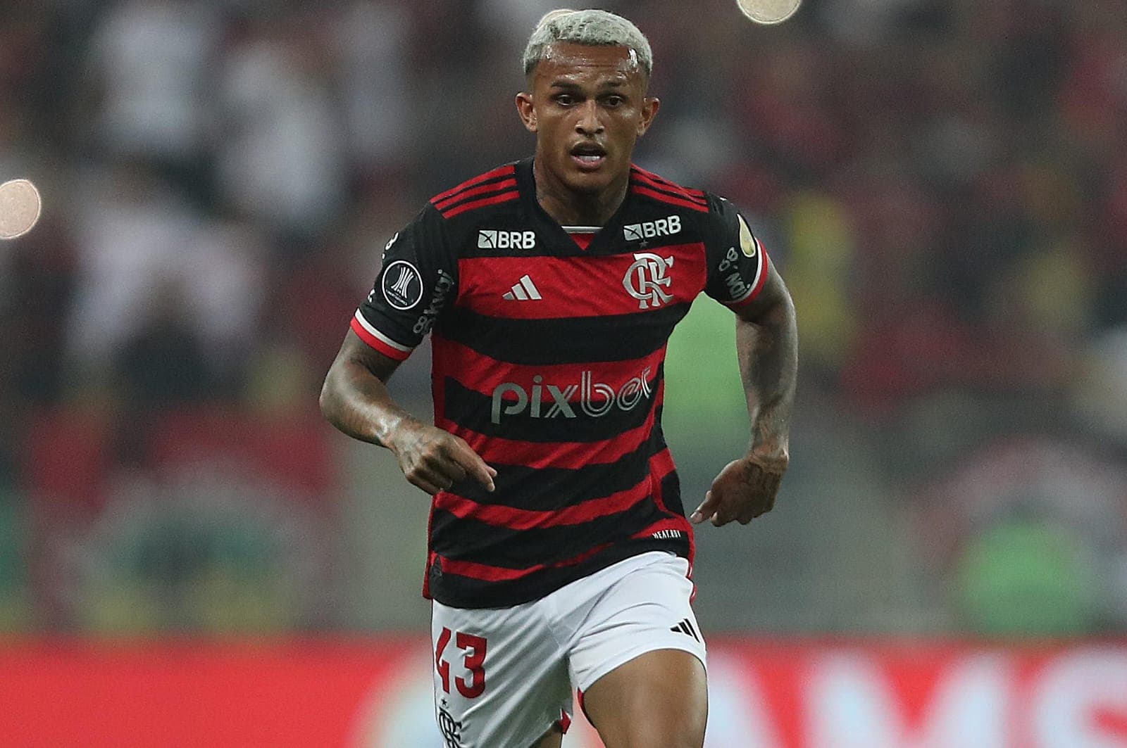 Wesley em campo pelo Flamengo; Filipe Luís rasgou elogios ao lateral e citou mérito de Sampaoli