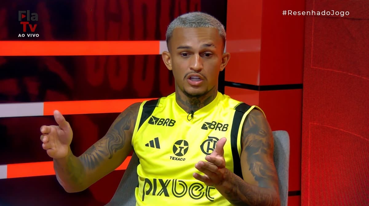 Wesley gesticula enquanto fala sobre evolução no Resenha do Jogo da FlaTV