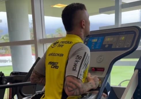Everton Cebolinha em recuperação no CT do Flamengo.