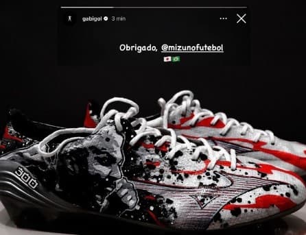 Chuteira feita pela Mizuno a Gabigol em homenagem aos 300 jogos pelo Flamengo.