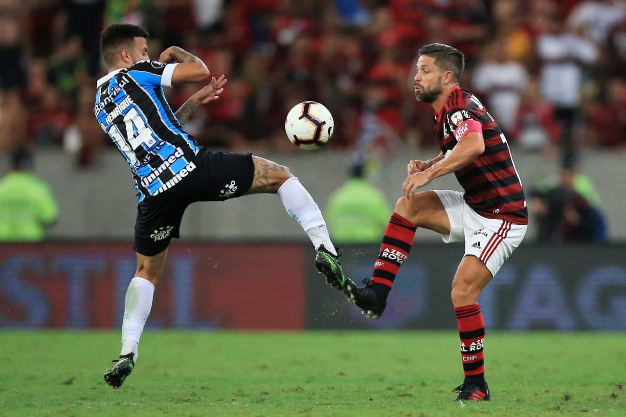 RIO DE JANEIRO, BRASIL - 23 DE OUTUBRO: Matheus Henrique do Grêmio luta pela bola com Diego do Flamengo durante uma partida semifinal de segunda mão entre Flamengo e Grêmio como parte da Copa CONMEBOL Libertadores no Estádio do Maracanã em 23 de outubro d