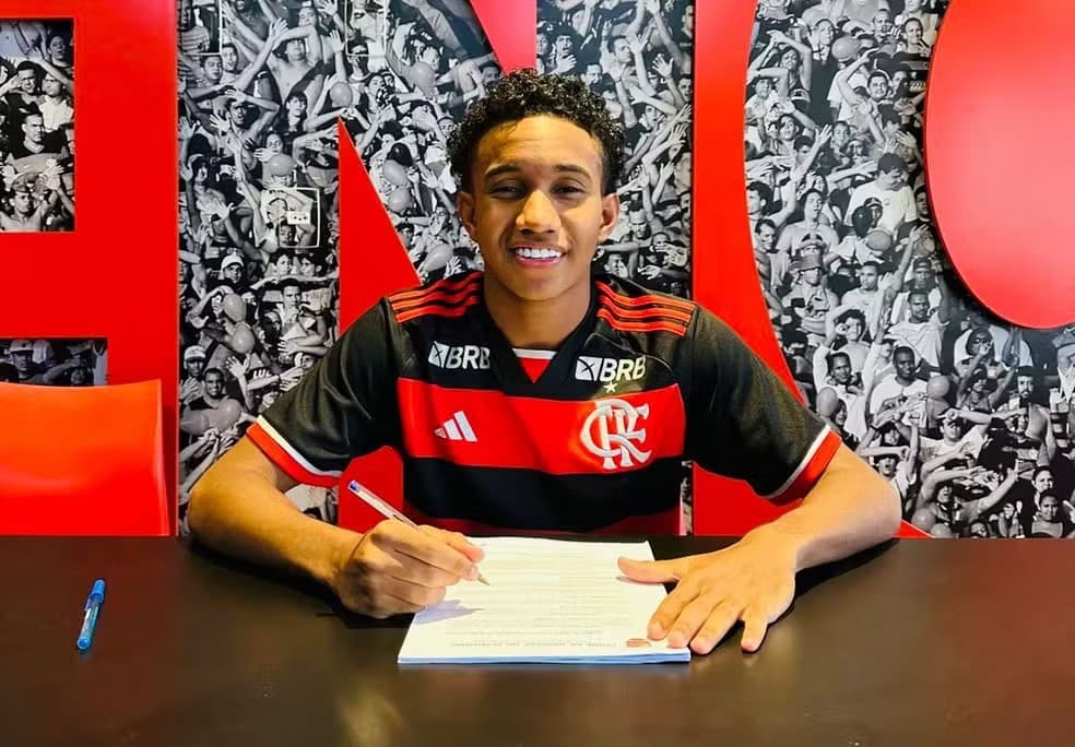 Enzo, volante da base do Flamengo, posando com contrato profissional assinado.