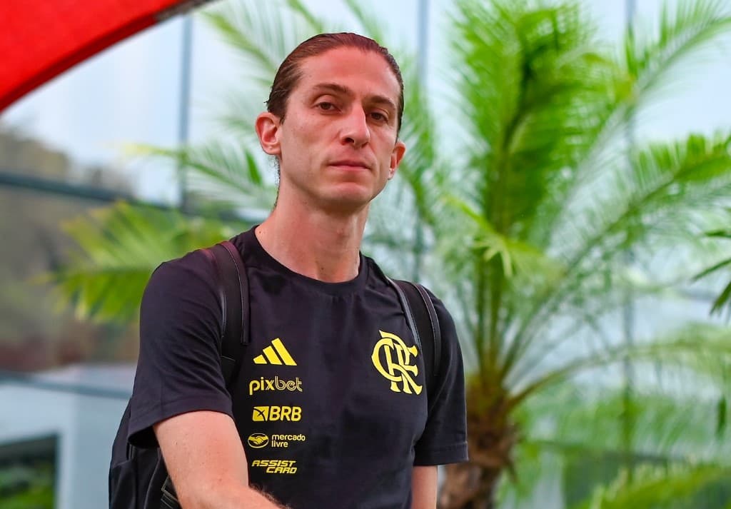 Filipe Luís em embarque do Flamengo; veja relacionados para jogo contra o Fortaleza
