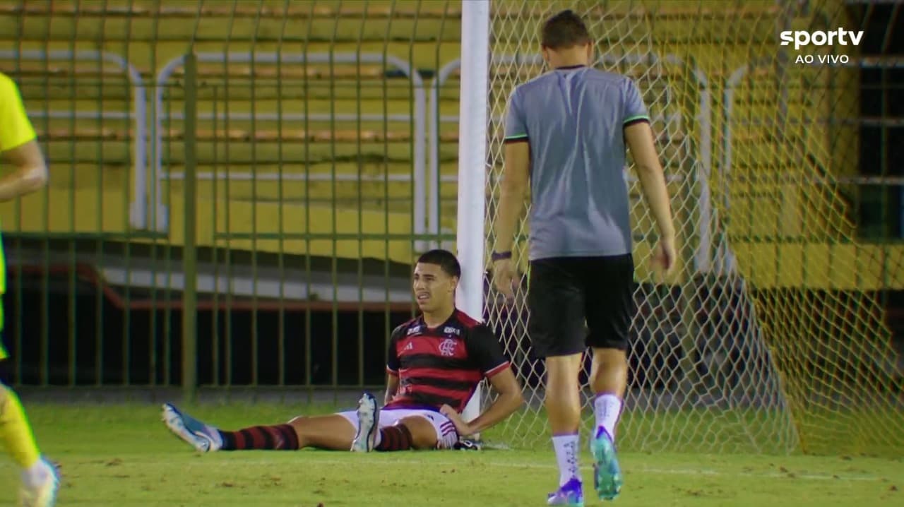 Iago, do Flamengo, se lamentando após derrota pela Copa do Brasil Sub-20.