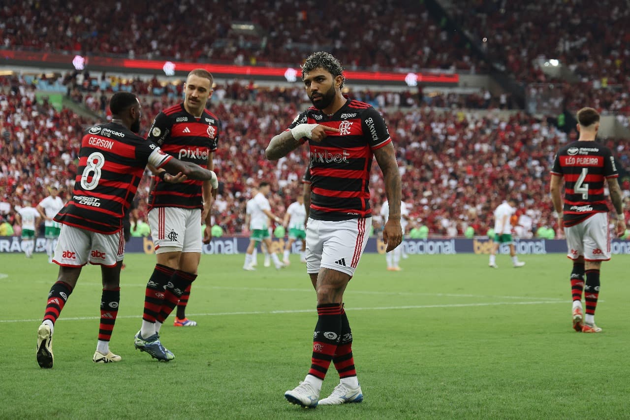 RIO DE JANEIRO, BRASIL - 26 DE OUTUBRO: Gabriel Barbosa, do Flamengo, comemora após marcar o segundo gol de sua equipe com companheiros durante a partida do Brasileirão 2024 entre Flamengo e Juventude no Estádio do Maracanã em 26 de outubro de 2024 no Rio