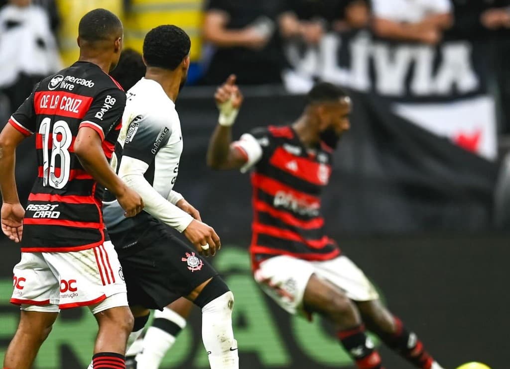 Gerson e De La Cruz em ação pelo Flamengo contra o Corinthians.