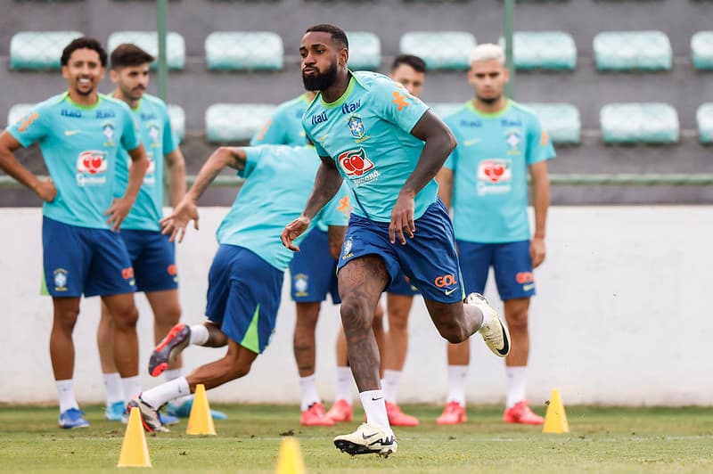 Gerson no treino da Seleção Brasileira antes do jogo contra o Peru, nas eliminatórias da Copa 2026
