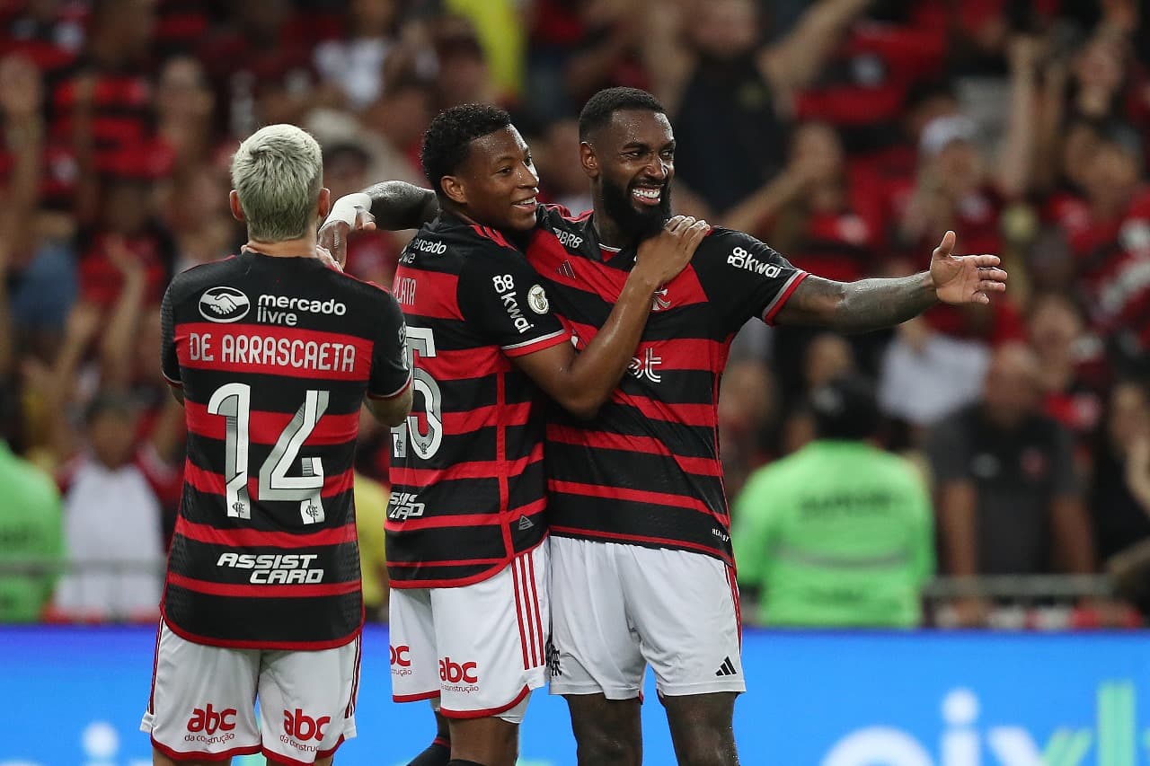 RIO DE JANEIRO, BRASIL - 26 DE OUTUBRO: Gonzalo Plata, do Flamengo, comemora após marcar o quarto gol de sua equipe com Gerson e companheiros durante a partida entre Flamengo e Juventude como parte do Brasileirão 2024 no Estádio do Maracanã em 26 de outub