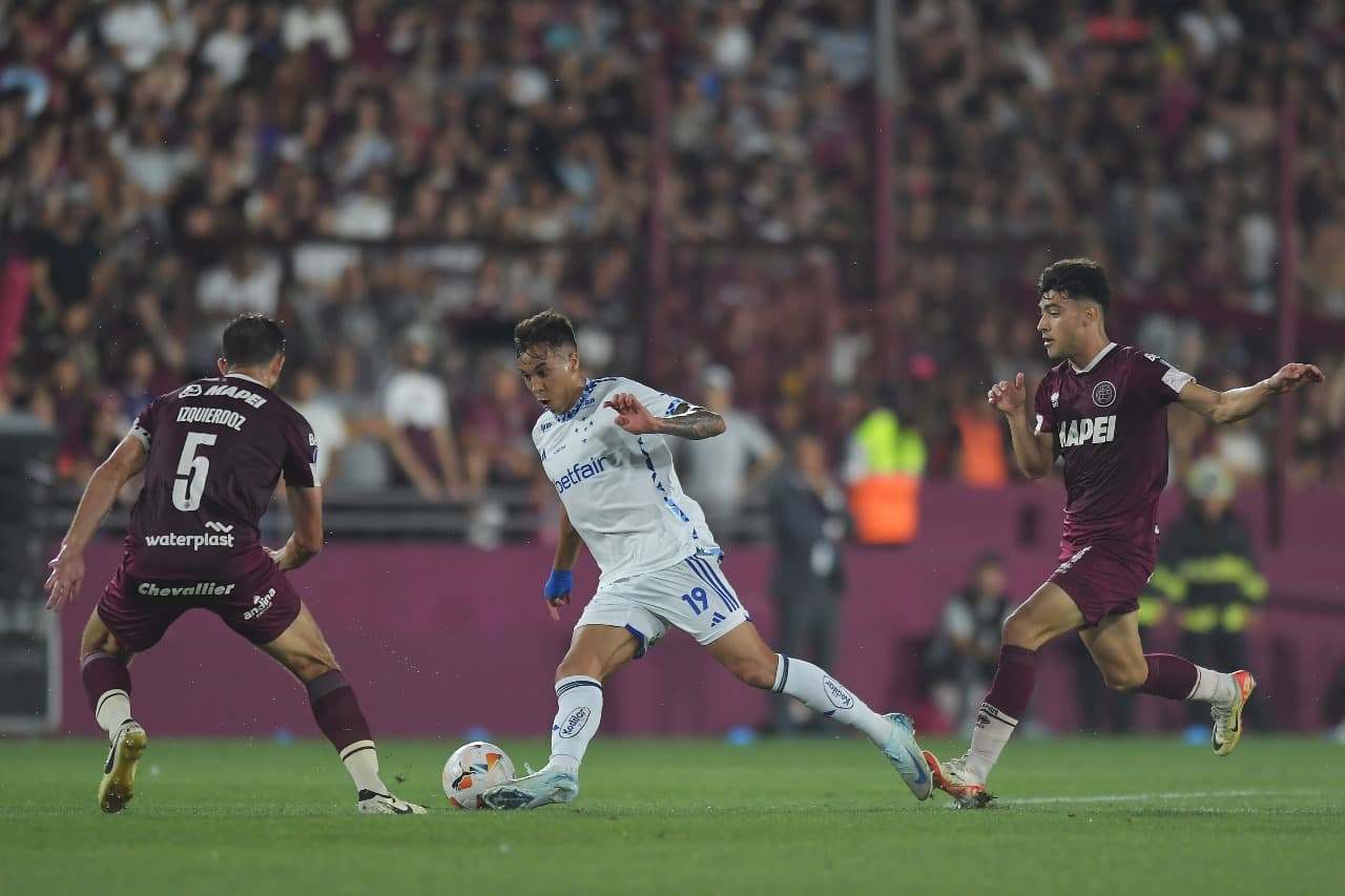 LANUS, ARGENTINA - 30 DE OUTUBRO: Kaio Jorge do Cruzeiro e Carlos Izquierdoz do Lanus lutam pela bola durante a partida de segunda mão da semifinal da Copa CONMEBOL Sul-Americana 2024 entre Lanus e Cruzeiro no Estádio Ciudad de Lanus (La Fortaleza) em 30 