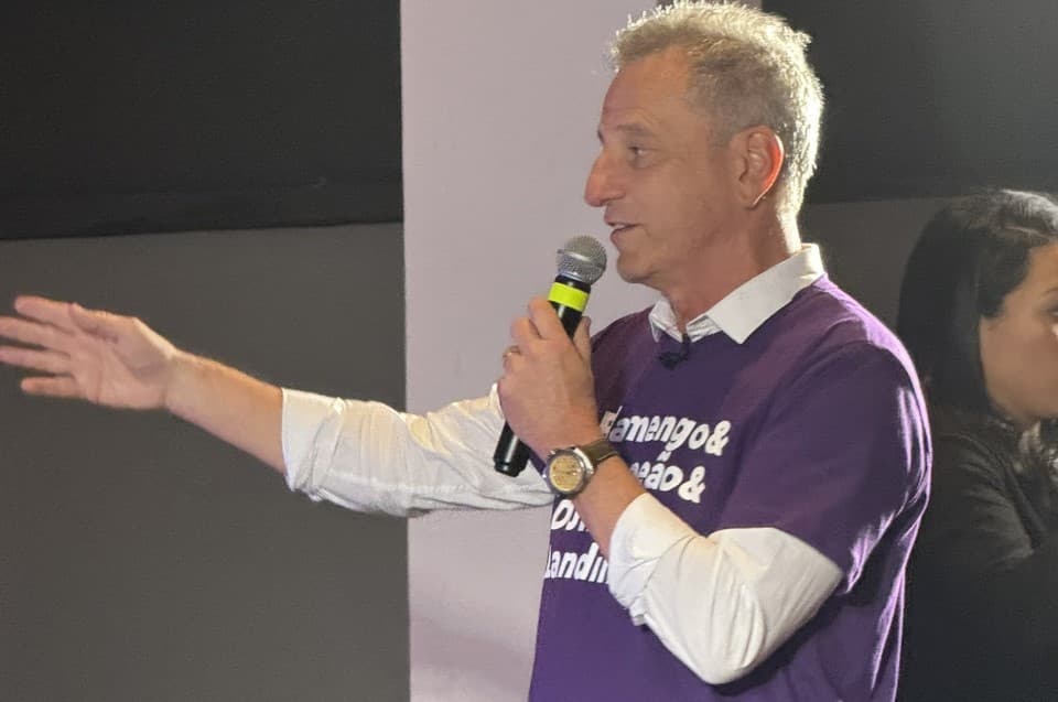 Landim, presidente do Flamengo, discursando com microfone.