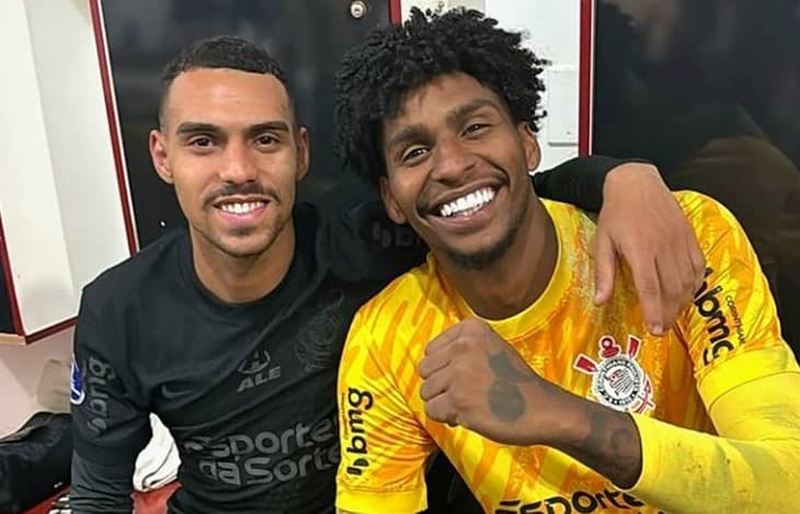 Matheuzinho e Hugo Souza, ex-Flamengo, com a camisa do Corinthians.