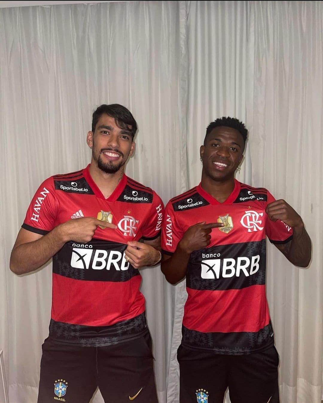 Paquetá e Vini Jr com a camisa do Flamengo em post do Paquetá no instagram