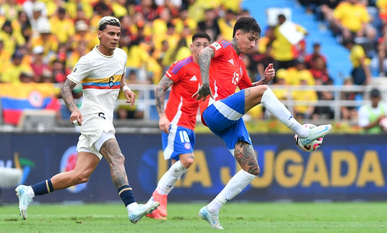 BARRANQUILLA, COLÔMBIA - 15 DE OUTUBRO: Erick Pulgar, do Chile, controla a bola contra Richard Rios, da Colômbia, durante a partida das Eliminatórias Sul-Americanas da Copa do Mundo da FIFA 2026 entre Colômbia e Chile, no Estádio Metropolitano Roberto Mel