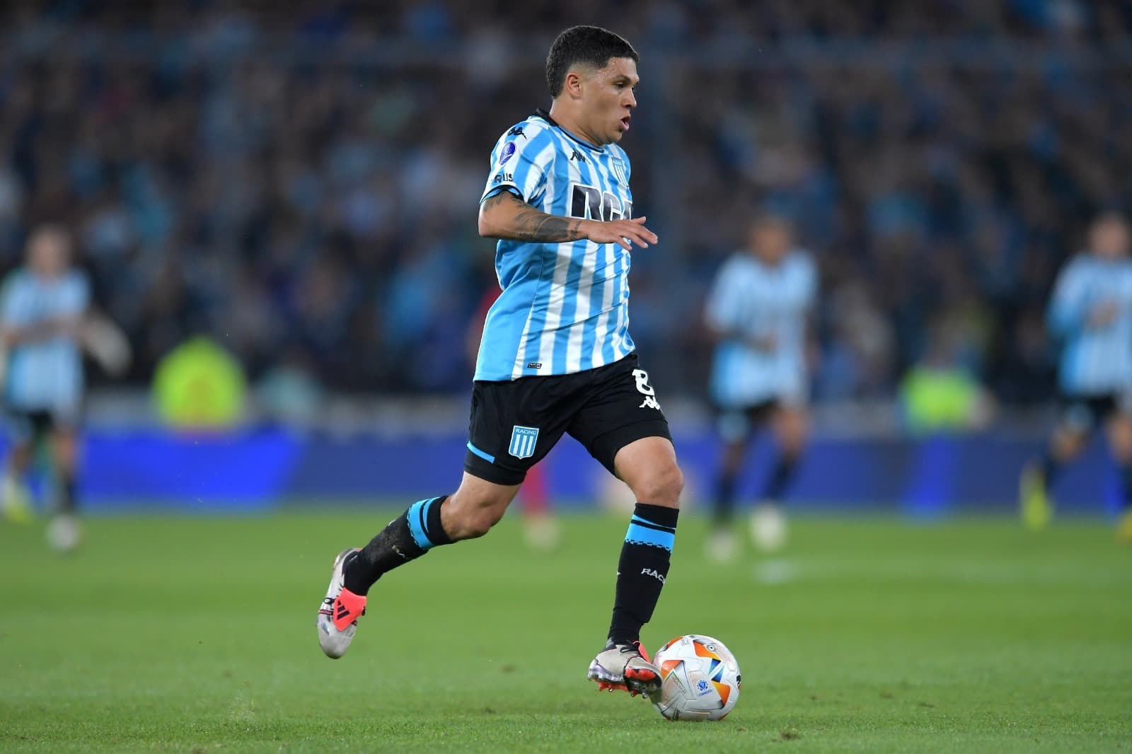 Quintero do Racing Club controla a bola durante as quartas de final da Copa CONMEBOL Sudamericana 2024