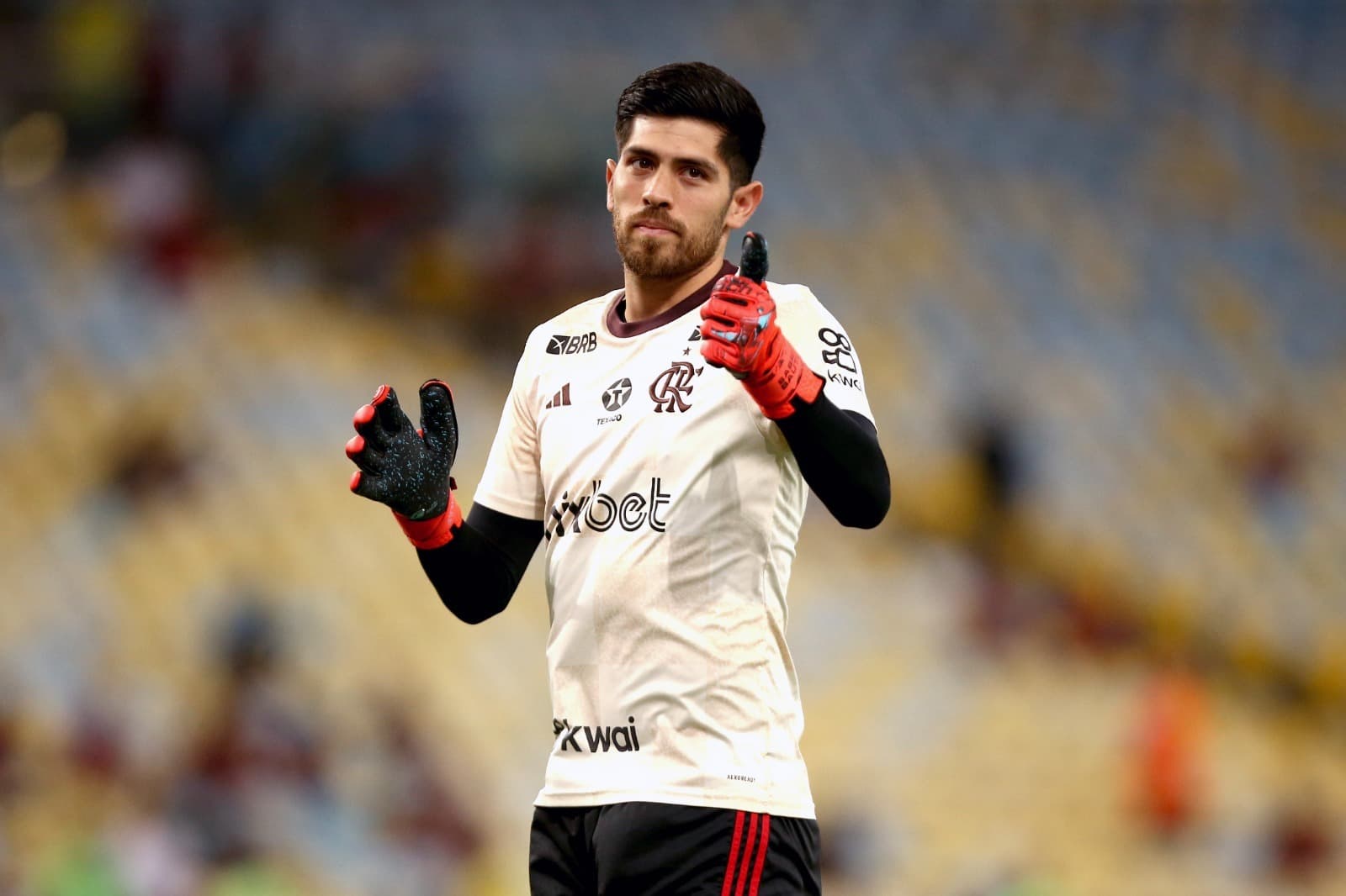 Agustin Rossi, faz sinal de positivo antes da partida entre Flamengo e São Paulo, no Brasileirão 2024, no Estádio do Maracanã