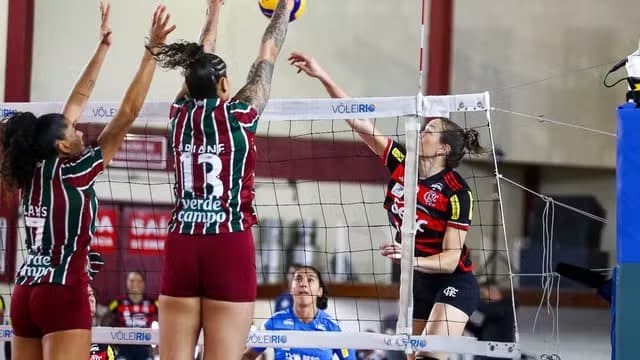 Michele em ação pelo Sesc Flamengo contra o Fluminense pelo Carioca de vôlei feminino.