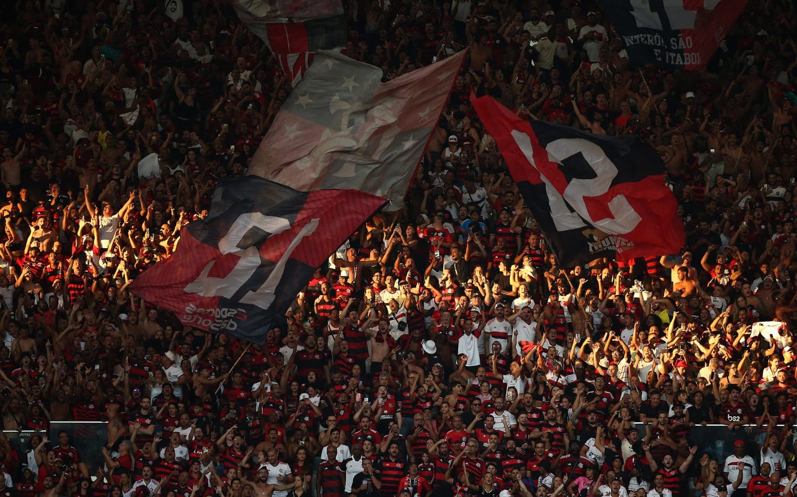 torcida do flamengo em jogo no maracanã