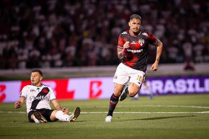 Hugo Moura do Vasco e Luciano do São Paulo, em confronto pelo Brasileirão.