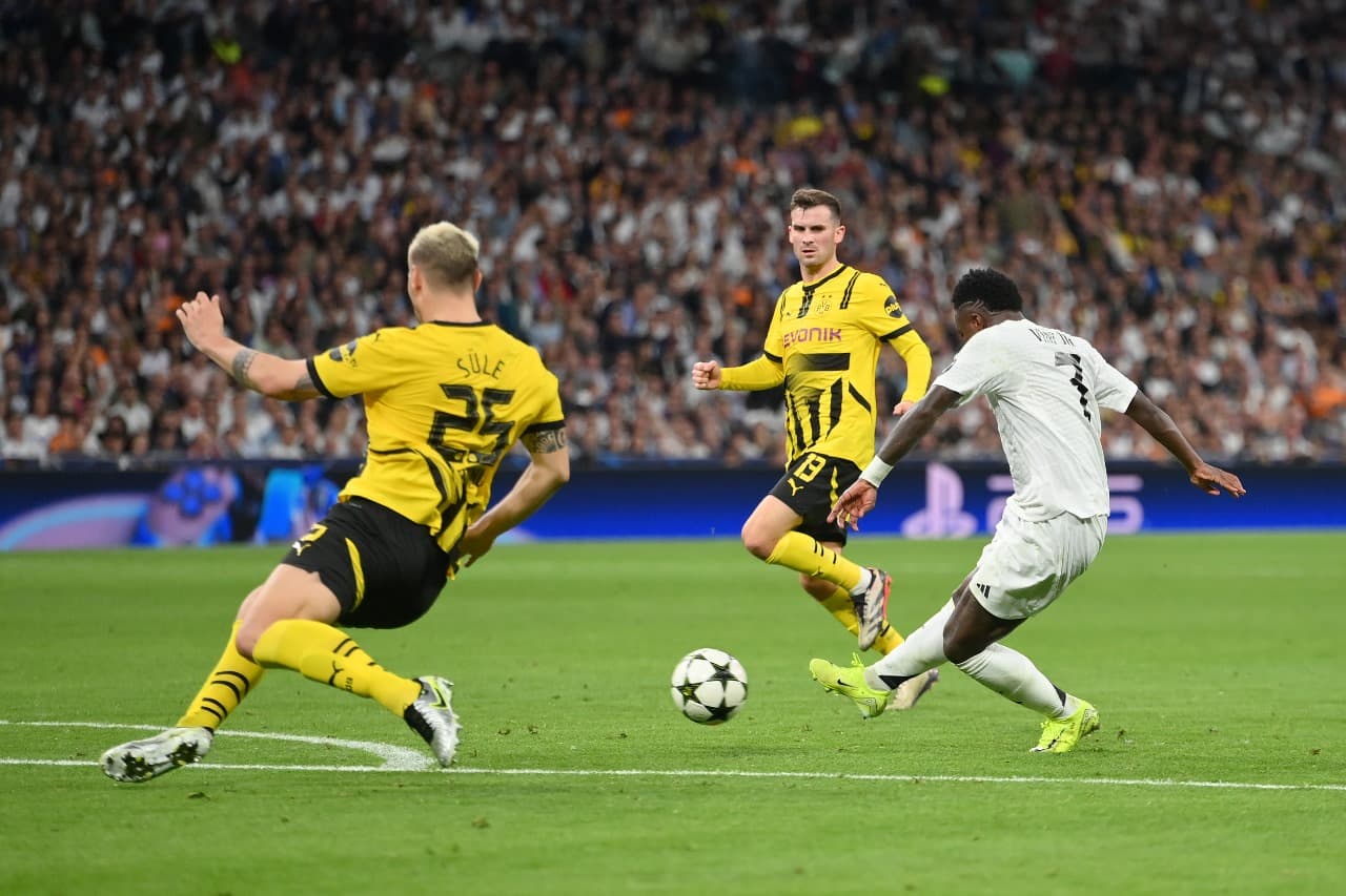 MADRI, ESPANHA - 22 DE OUTUBRO: Vinicius Junior, do Real Madrid, marca o quarto gol de sua equipe durante a partida da fase MD3 da Liga dos Campeões da UEFA 2024/25 entre o Real Madrid C.F. e o Borussia Dortmund no Estádio Santiago Bernabeu em 22 de outub