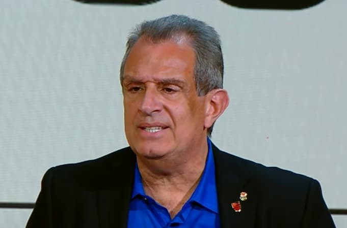 Luiz Eduardo Baptista (Bap) em debate dos candidatos à presidência do Flamengo; candidato acusa Landim e Dunshee