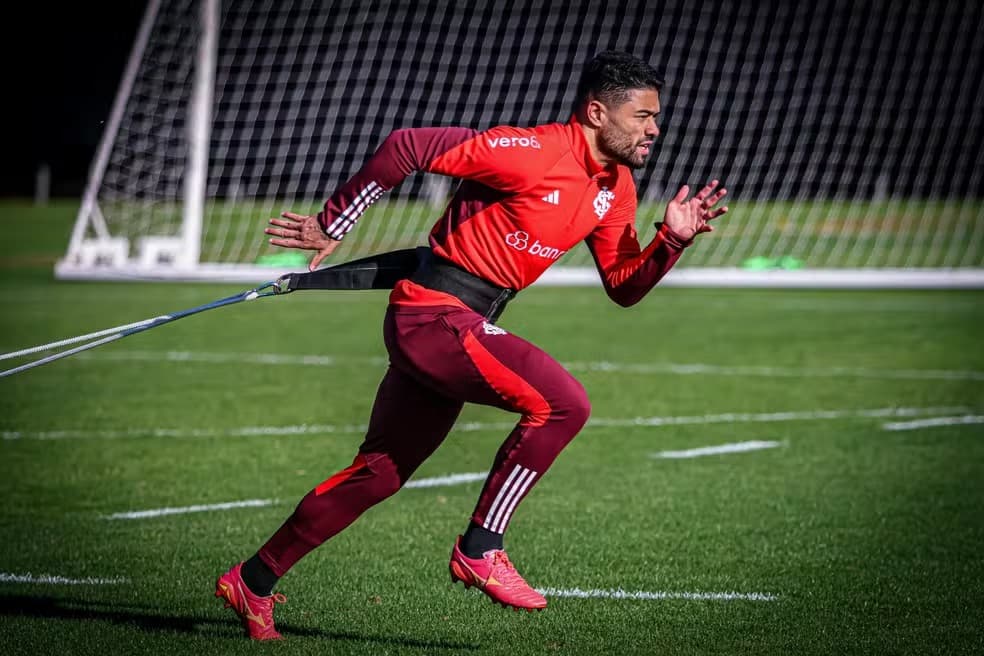 Bruno Tabata em treinamento do Internacional; meia vai enfrentar o Flamengo no sacrifício