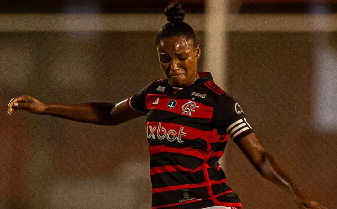 Daiane em jogo do Flamengo no Carioca Feminino; zagueira projetou final contra o Fluminense