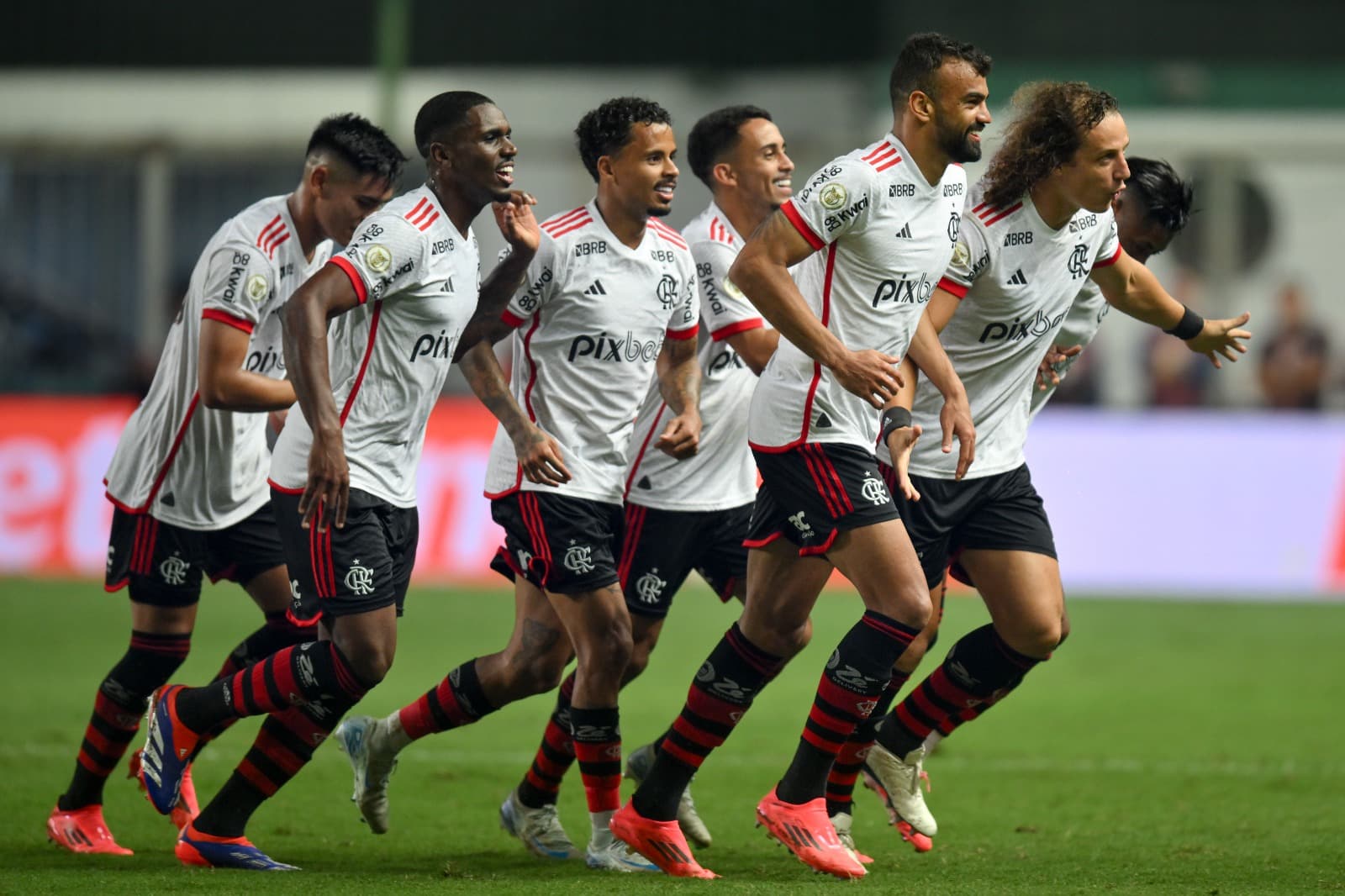 Jogadores do Flamengo comeram gol de falta de David Luiz contra o Cruzeiro