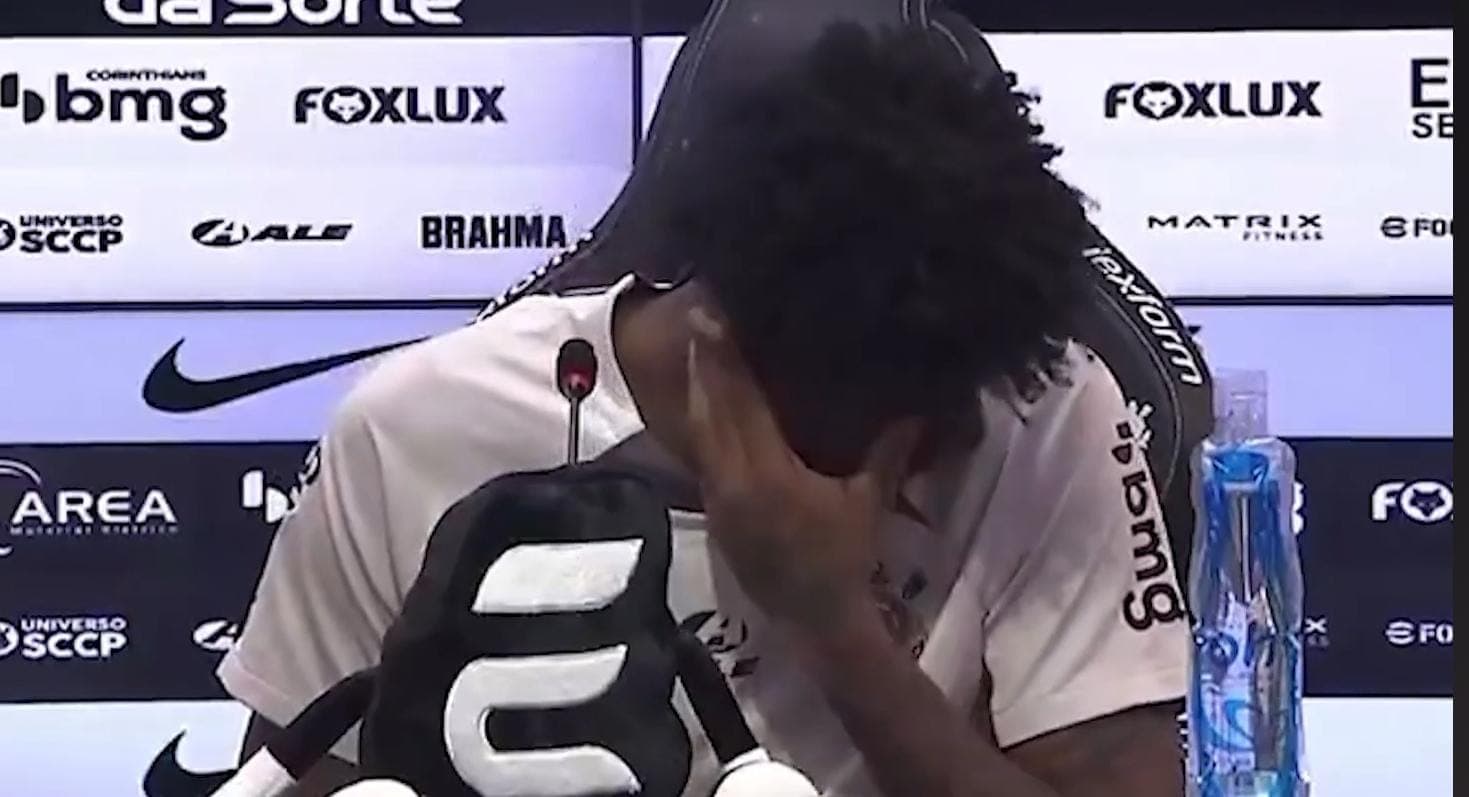 Ex-Flamengo, Hugo Souza seca lágrimas em coletiva pelo Corinthians
